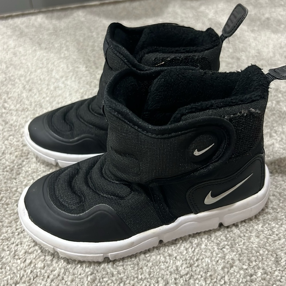 Nike snow boots size 9c worn twice great condition